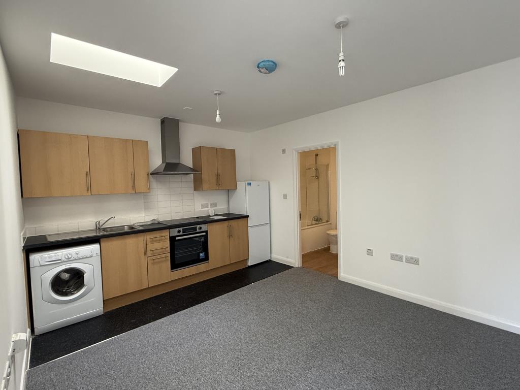 Lot: 60 - SUBSTANTIAL FREEHOLD RESIDENTIAL INVESTMENT COMPRISING NINE FLATS - Living Room of Flat 8 in Nine Flats for Investment
